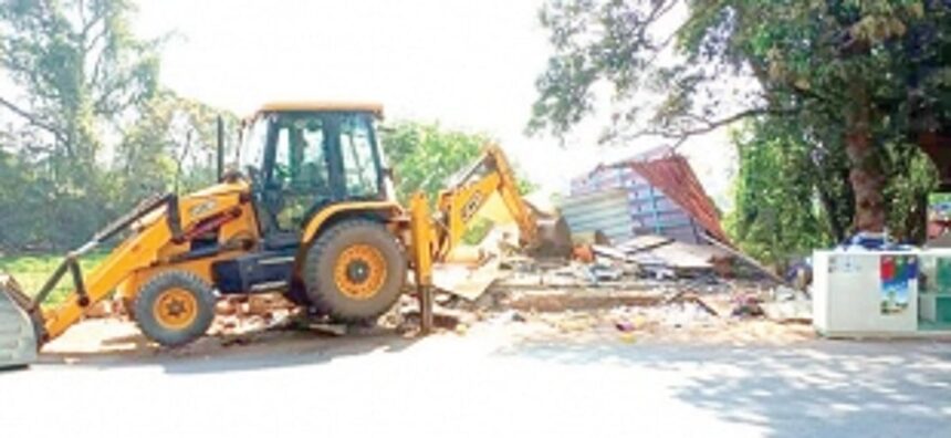 Two illegal shops at Verla-Canca demolished 1 Two illegal shops at Verla-Canca demolished