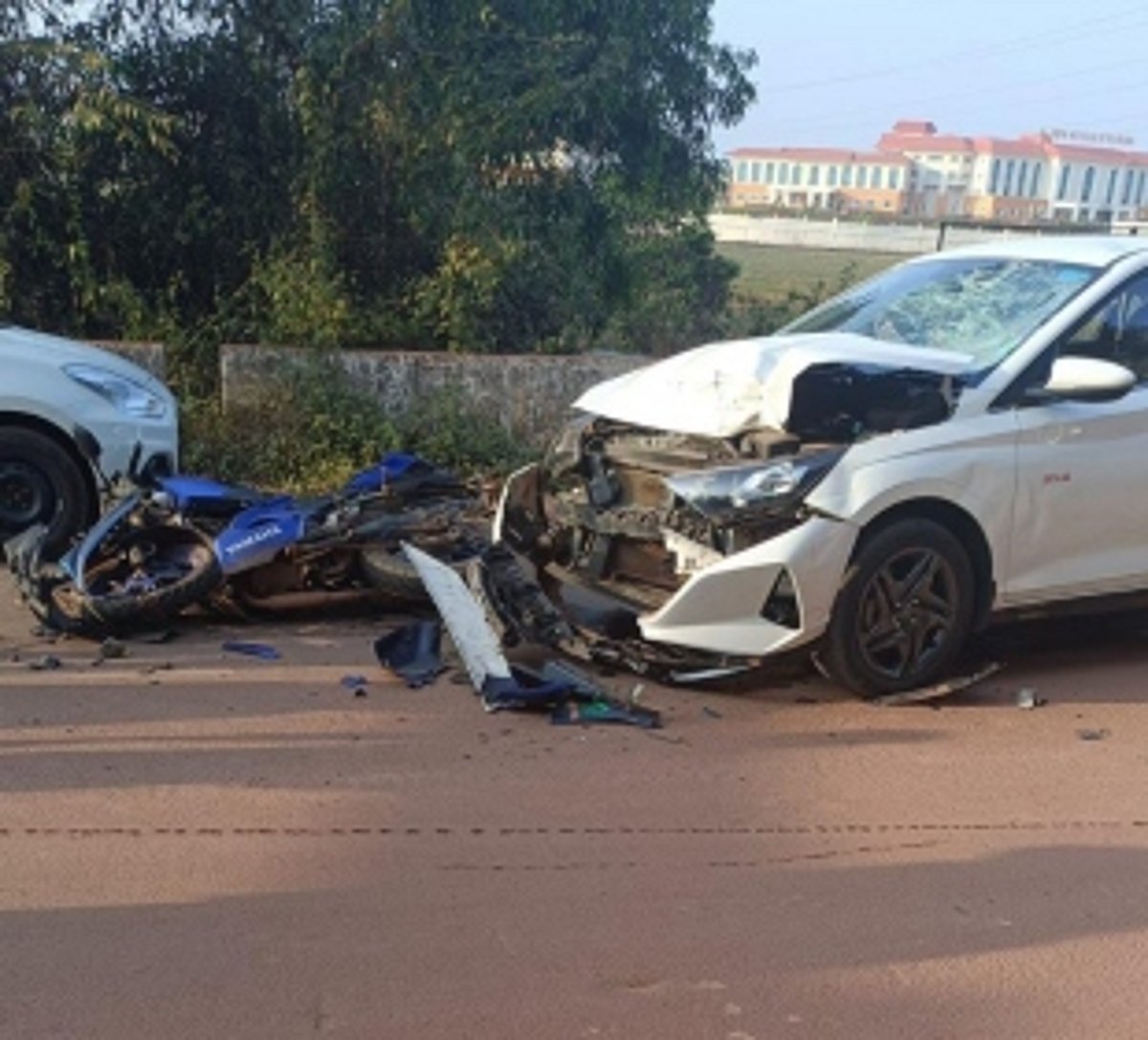 Two injured in an accident between a bike and a rent-a-car at Mopa