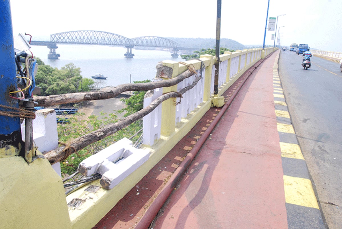 Two logs have taken the place of the broken railing of the Zuari Bridge since last one week even as the authorities seem to be oblivious of this weak spot in the vital link between South and North Goa.