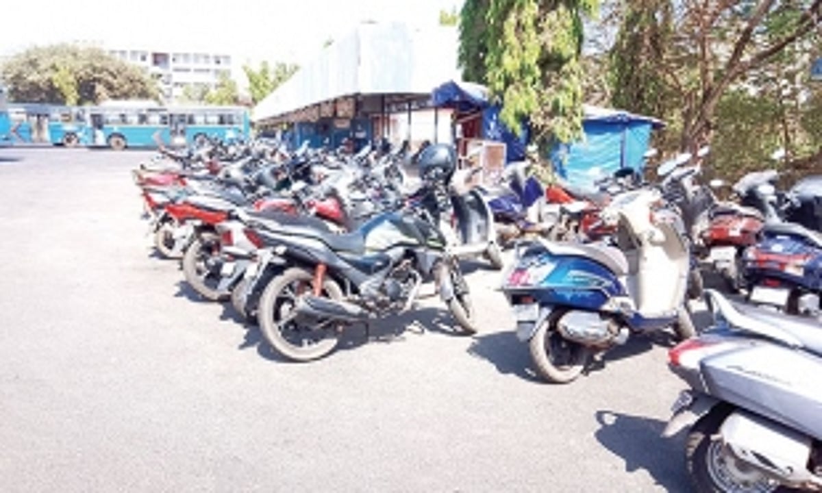 Two-wheelers, a pain at Vasco bus stand