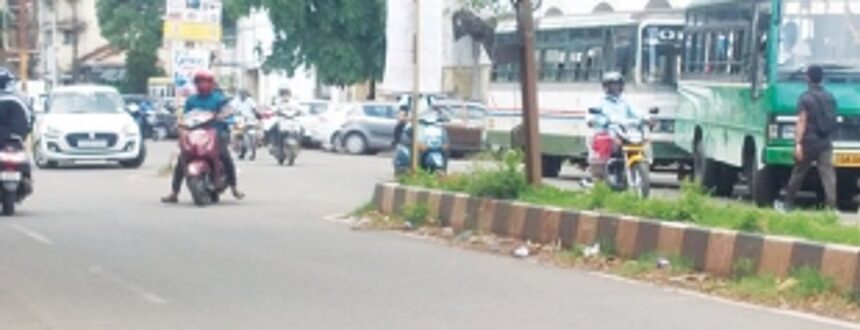 Two-wheelers enter Vasco market from wrong side of the road 1 Two-wheelers enter Vasco market from wrong side of the road