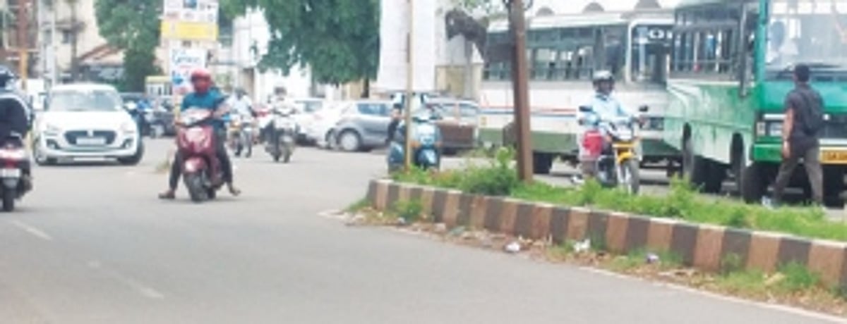 Two-wheelers enter Vasco market from wrong side of the road