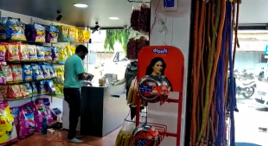 Two women with two small children steal 20k from a pet shop in Vasco