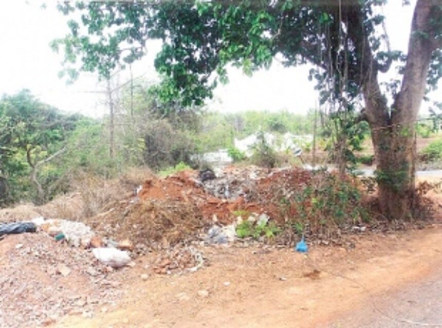 Unabated dumping near Olaulim Cemetery