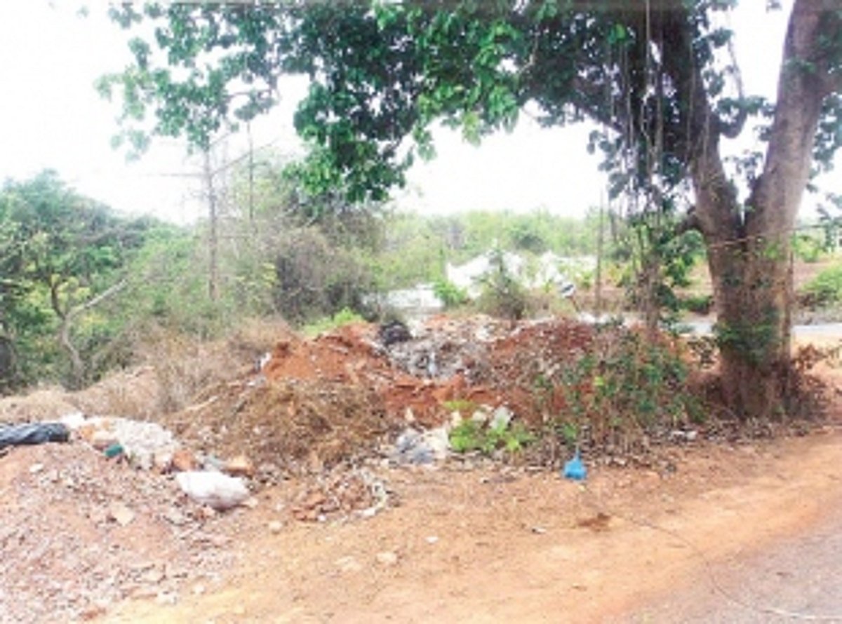 Unabated dumping near Olaulim Cemetery