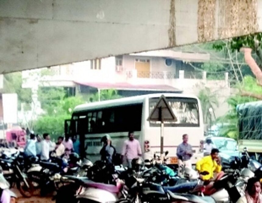 Unauthorised bus stops spark traffic chaos at Ponda underpass