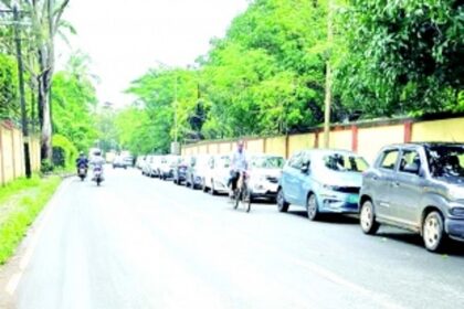 Unauthorised parking near Electricity Department, Margao