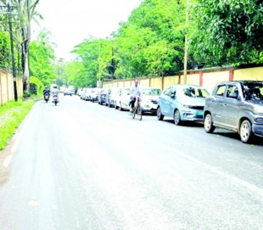 Unauthorised parking near Electricity Department, Margao