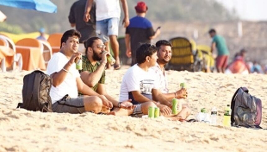 Unchecked alcohol consumption found on Salcete beaches 1 Unchecked alcohol consumption found on Salcete beaches