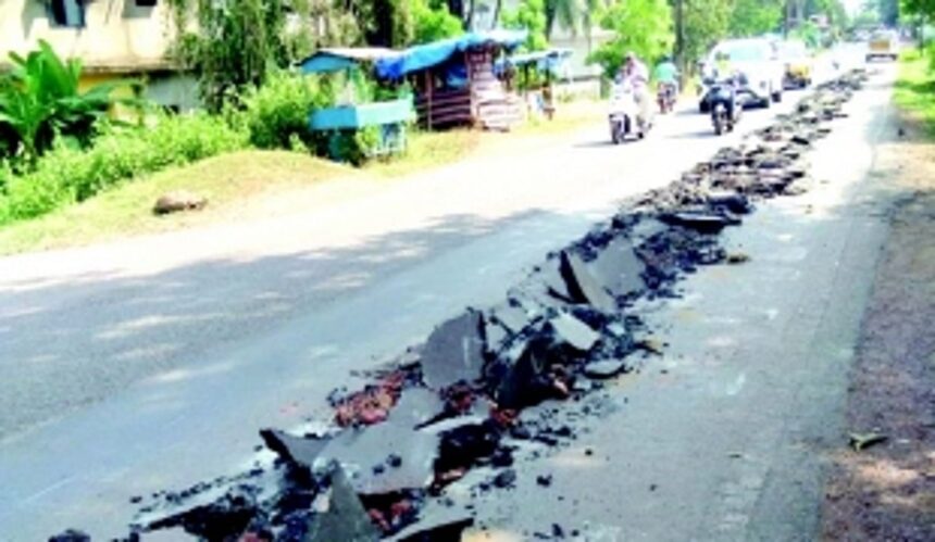 Underground cabling work causes severe congestion on Shiroda-Borim road 1 Underground cabling work causes severe congestion on Shiroda-Borim road