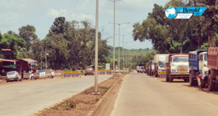 Understaffed tollbooth at Patradevi checkpost leads to long queue of trucks