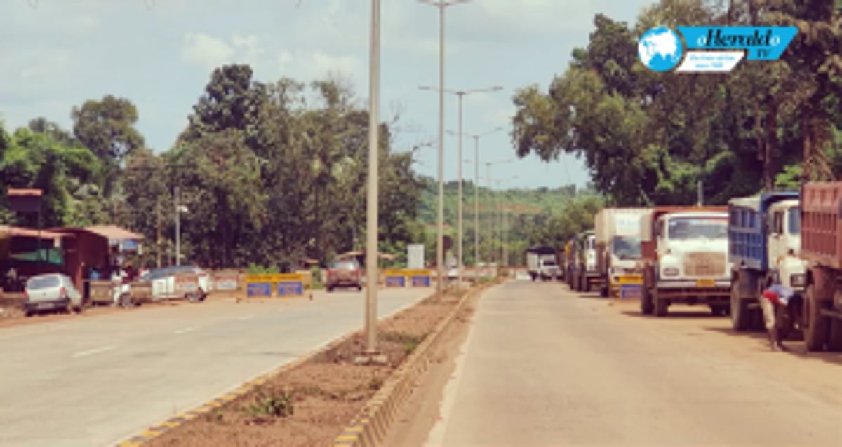 Understaffed tollbooth at Patradevi checkpost leads to long queue of trucks
