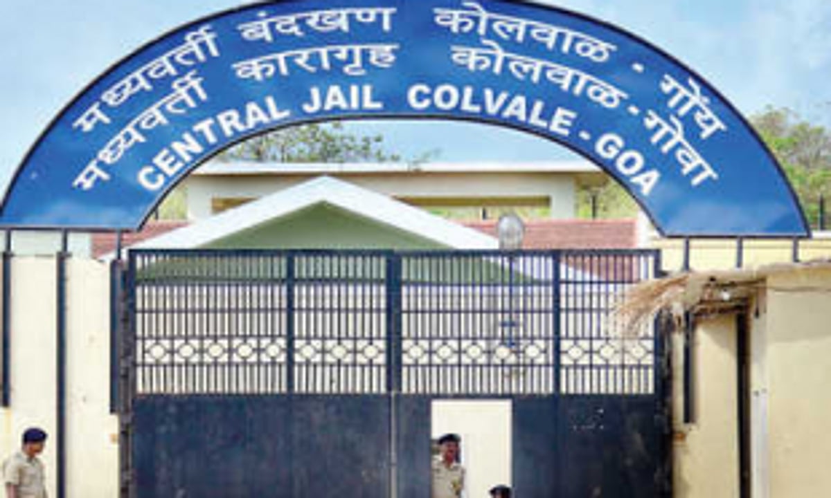 Undertrial booked for assaulting   Colvale jail guard
