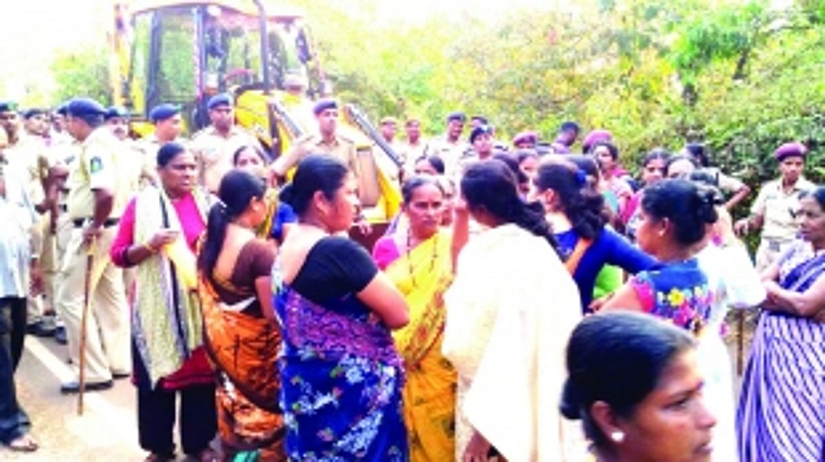 Undir residents block sewerage line work