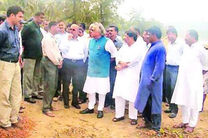 Union Minister for Environment and Forest Jairam Ramesh accompanied by VVIPs interacts with Agonda Sarpanch Jovi Fernandes while on a site inspection at Agonda.           Photo by Kathy Pereira