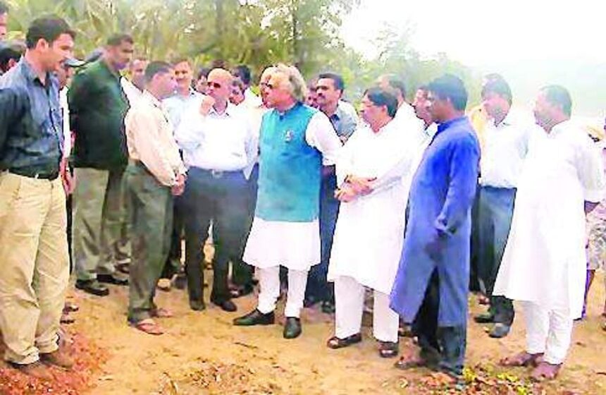 Union Minister for Environment and Forest Jairam Ramesh accompanied by VVIPs interacts with Agonda Sarpanch Jovi Fernandes while on a site inspection at Agonda.           Photo by Kathy Pereira