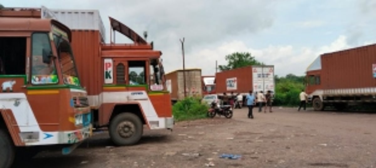 Unknown miscreants steal cellphones, Rs 40K cash from trucks parked at Usgao