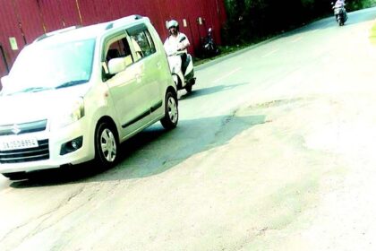 Unmotorable road stretch forces commuters into wrong lane