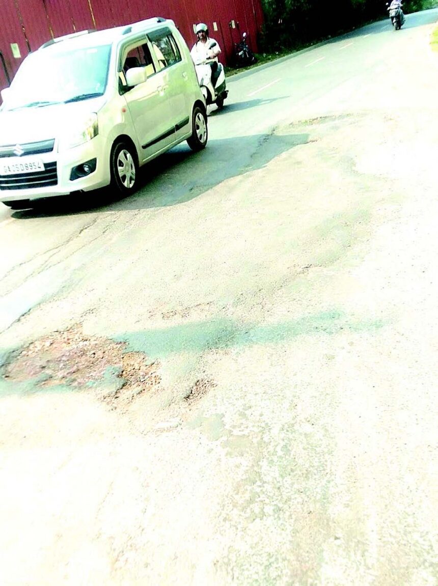 Unmotorable road stretch forces commuters into wrong lane 1 Unmotorable road stretch forces commuters into wrong lane