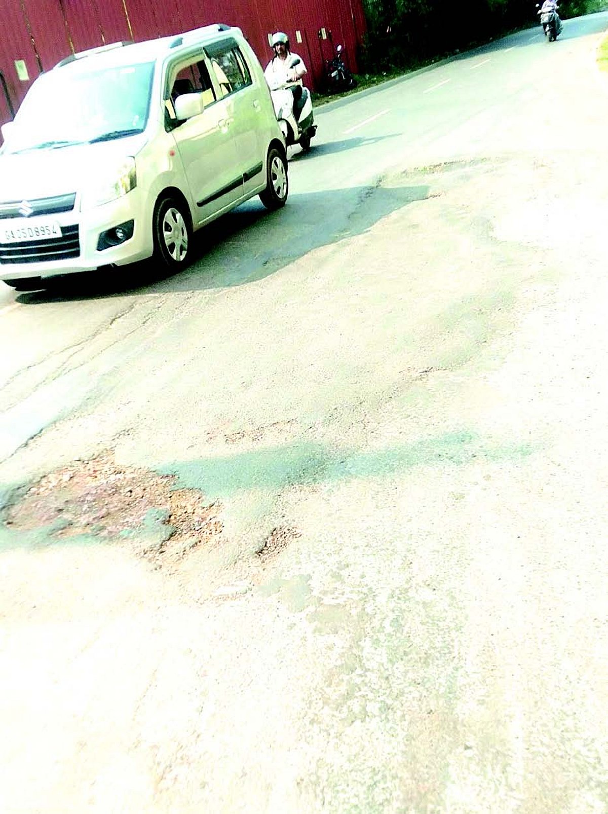 Unmotorable road stretch forces commuters into wrong lane
