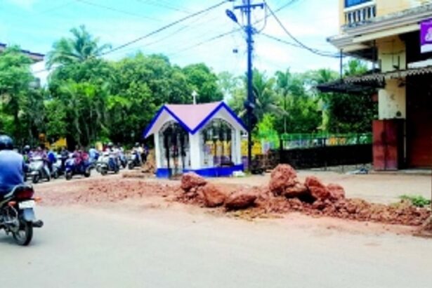 Unrestored road, rubble at Mandopa-Navelim Junction frustrates locals