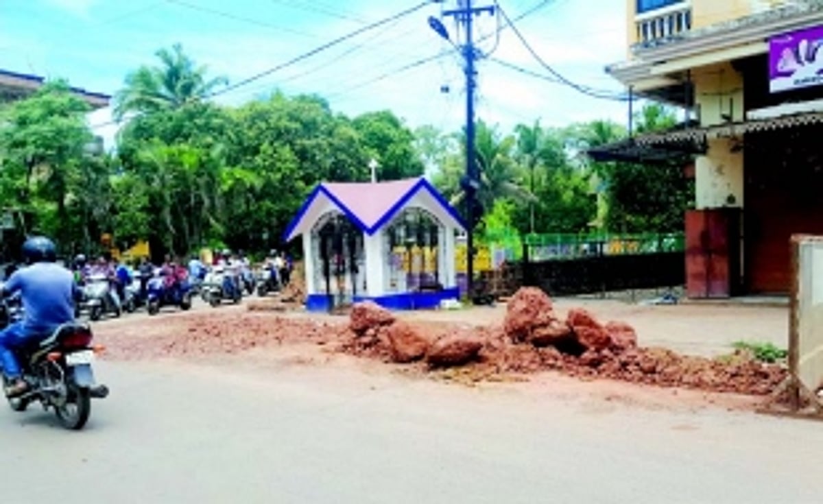 Unrestored road, rubble at Mandopa-Navelim Junction frustrates locals