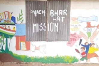 Use murals to beautify old structures in the port town