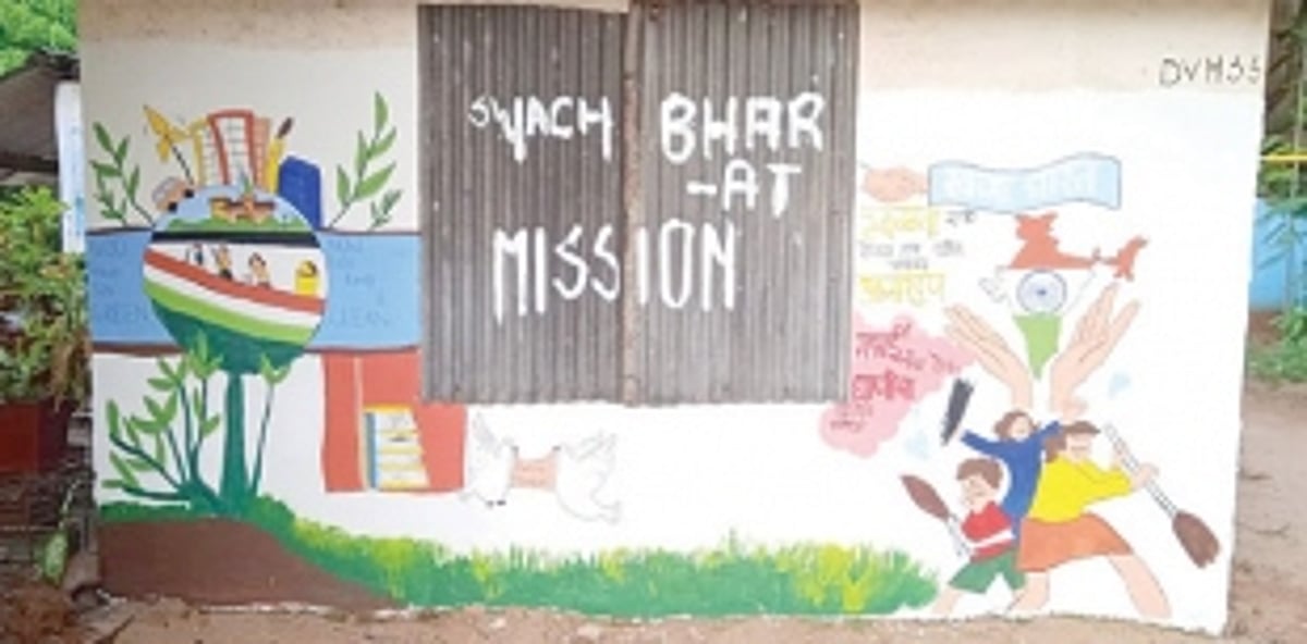 Use murals to beautify old structures in the port town