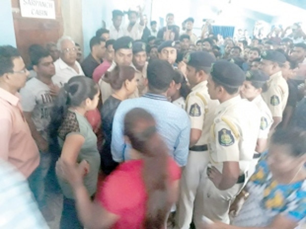 Usgao sarpanch, panchas locked up  for issuing NOC for mobile tower
