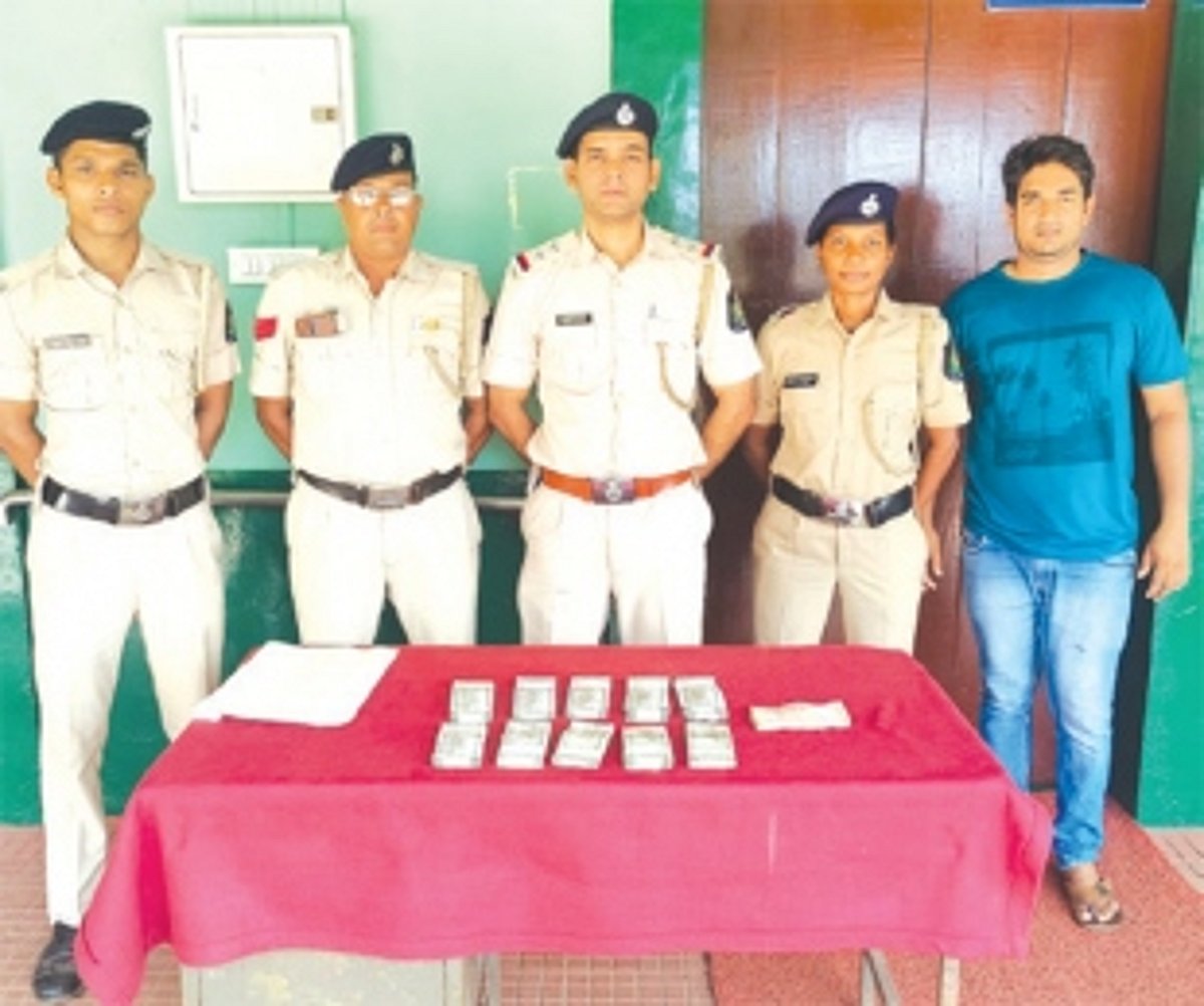 Valpoi cops intercept Karnataka registered vehicle laden with cash