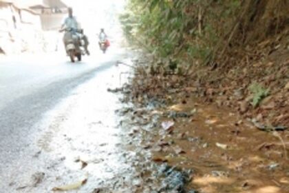 Varkhandem locals irked  as sewage overflows on road