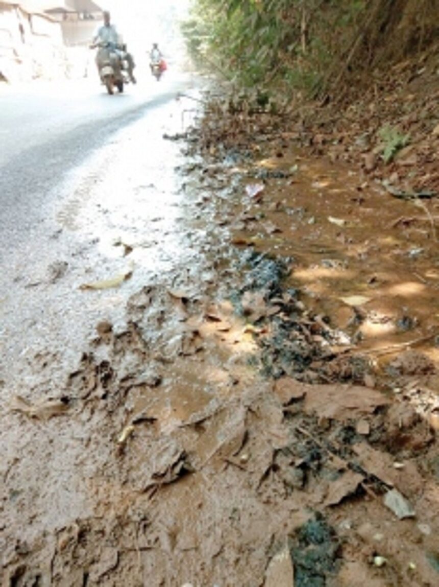 Varkhandem locals irked  as sewage overflows on road