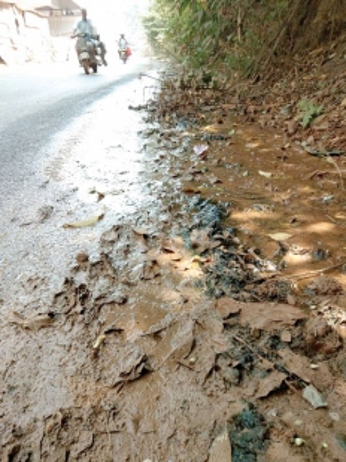 Varkhandem locals irked  as sewage overflows on road