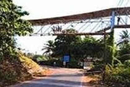 Vasco Footbridge Closed for Repairs, Commuters Forced to Cross Tracks