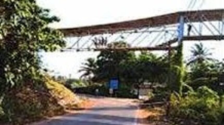 Vasco Footbridge Closed for Repairs, Commuters Forced to Cross Tracks 1 Vasco Footbridge Closed for Repairs, Commuters Forced to Cross Tracks