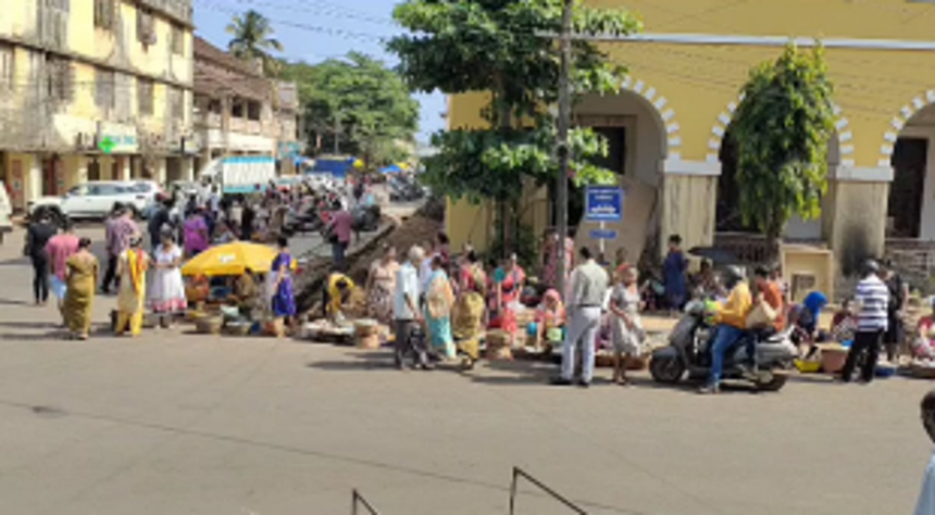 Vasco fish vendors sell fish outside MMC building in protest