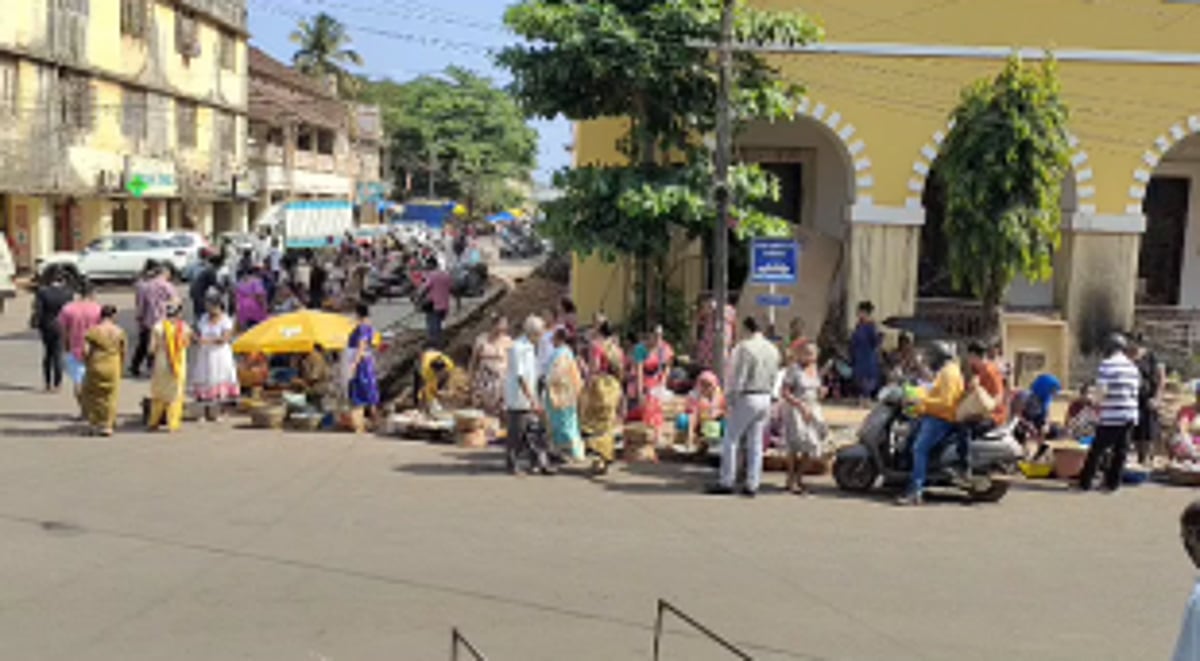 Vasco fish vendors sell fish outside MMC building in protest