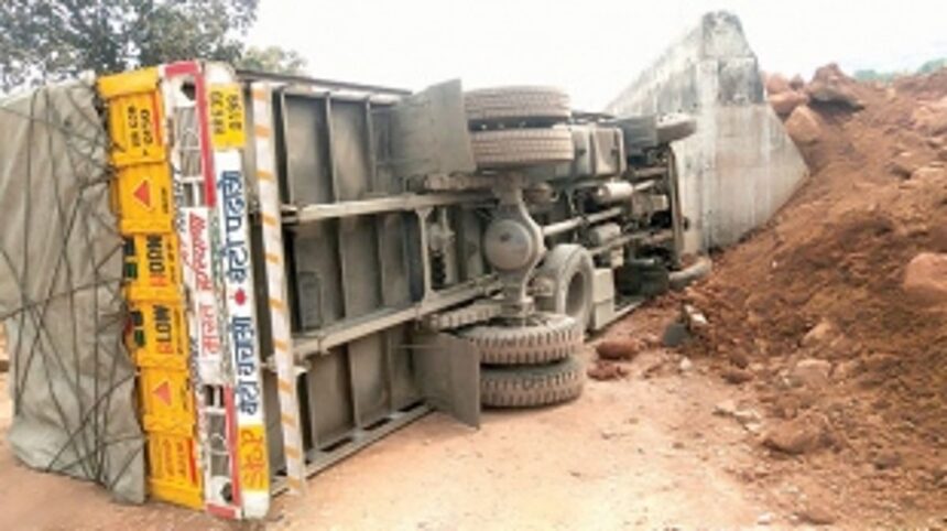Vehicle carrying goods from Delhi meets with accident at Pernem