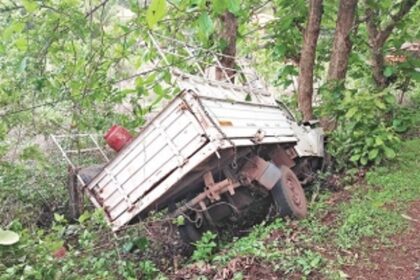 Vehicle loaded with LPG cylinders veers off road in Camurlim, two hurt