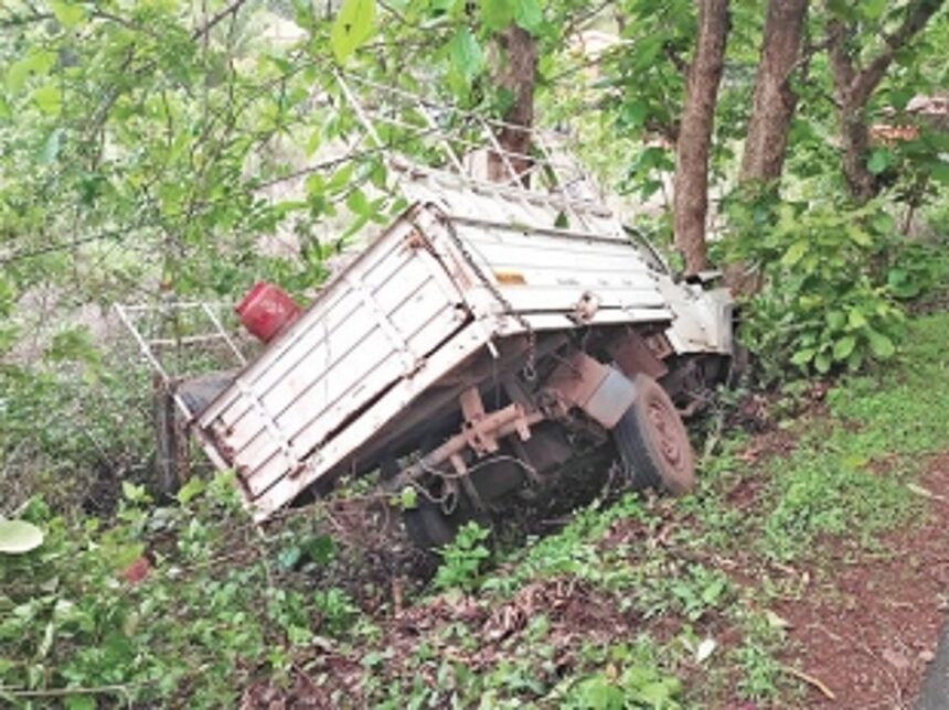 Vehicle loaded with LPG cylinders veers off road in Camurlim, two hurt