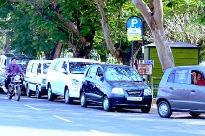 Vehicles Qued for petrol in panjim ...