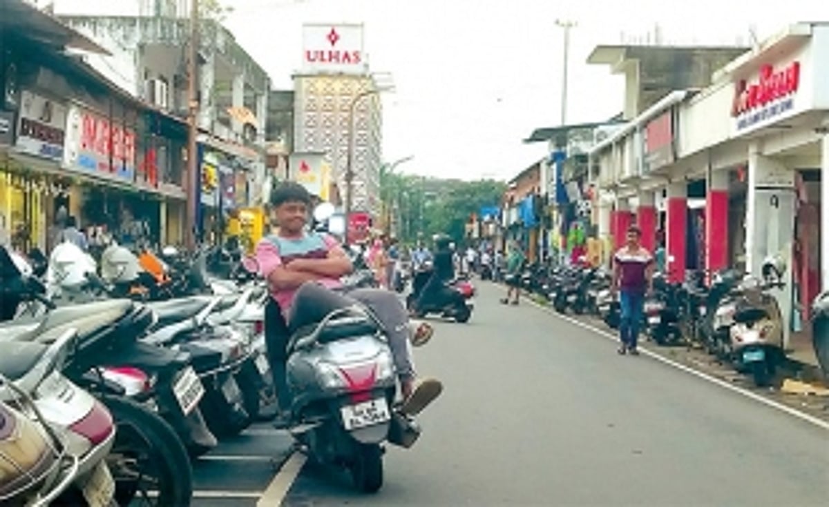 Vehicles clog Margao roads as town runs out of parking spaces