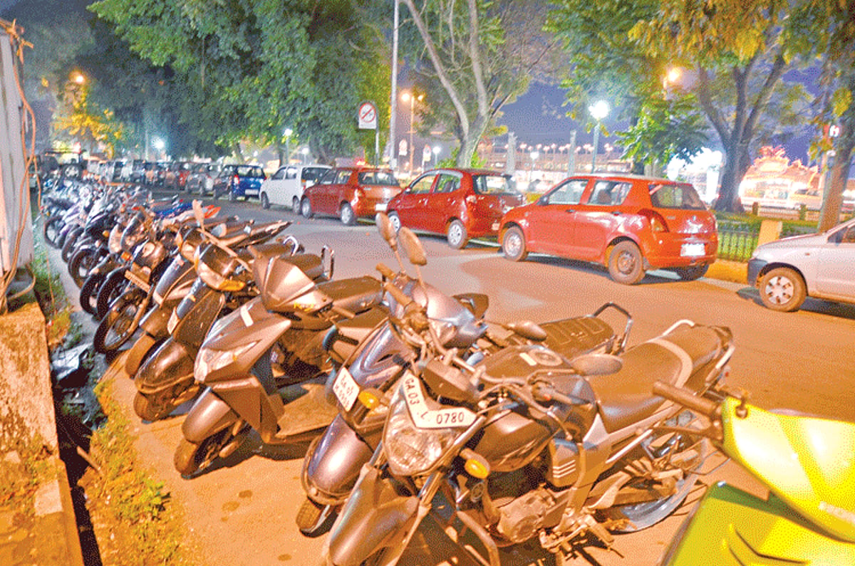 Vehicles parked on both sides of the road near Sessions Court, Panjim