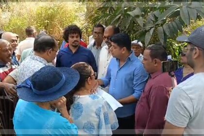 Velsao Villagers Protest Against Illegal Dumping Blocking Access Route