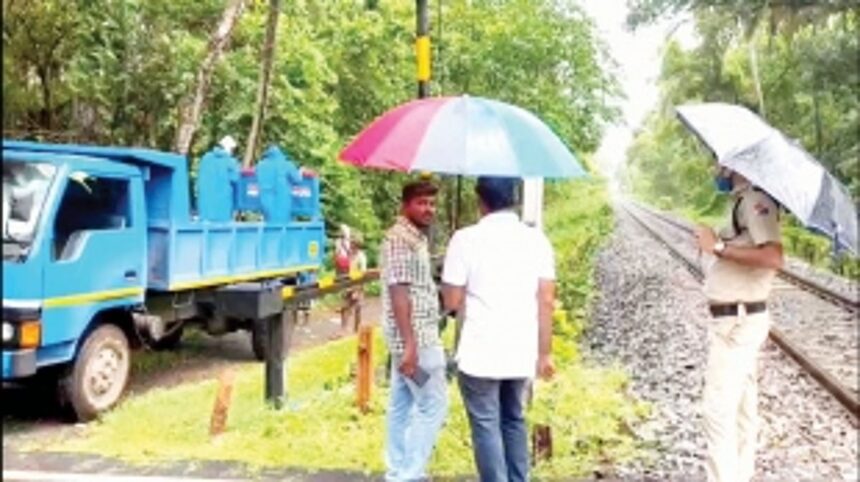 Velsao locals, Goencho Ekvott stop  double tracking work