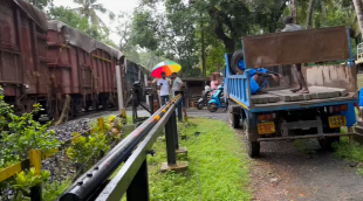 Velsao locals, Goencho Ekvott stops work carried out by RVNL