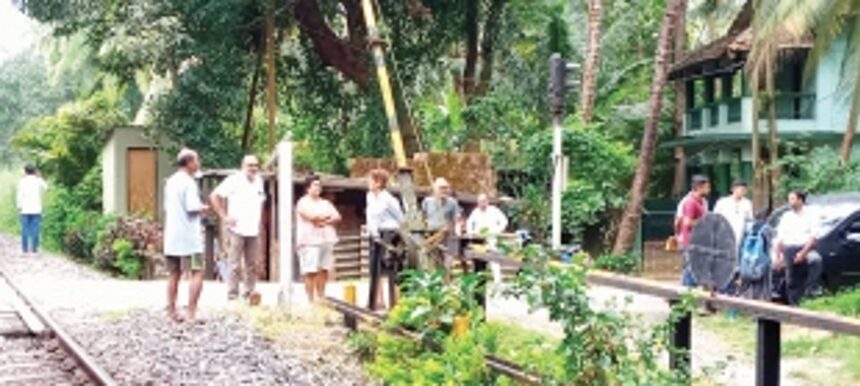 Velsao villagers stop railway authorities from ‘trespassing’ 1 Velsao villagers stop railway authorities from ‘trespassing’