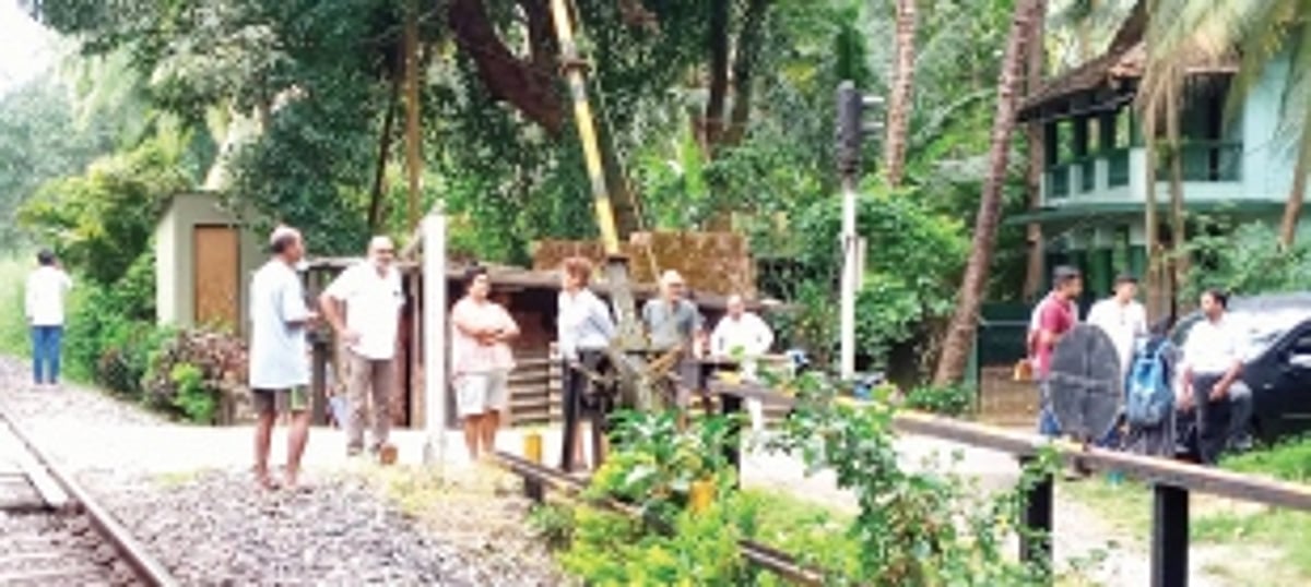 Velsao villagers stop railway authorities from ‘trespassing’