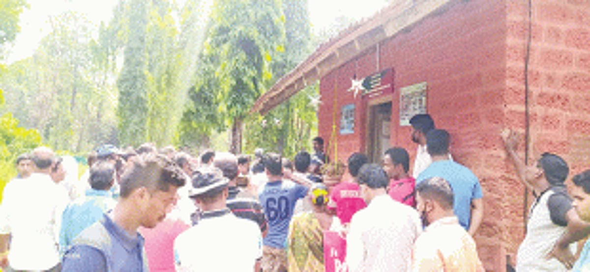 Velus villagers demand return of cashew nuts bags