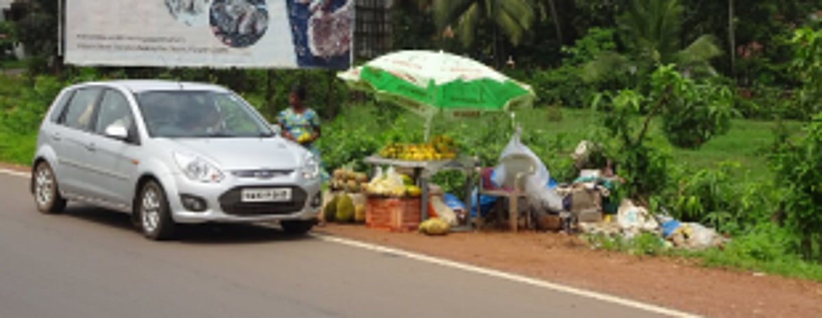 Vendors alongside highways put commuters at risk